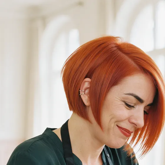 Susi, Friseurmeisterin, mit dem Smartphone in der Hand
